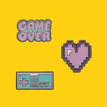 Обичай Розов Зелен Емайл Слот Машина Pixel Heart Shaped Game Over Игли Мультяшная Брошка Чанта Риза на Ревера на Жени Икона Подарък за Приятел