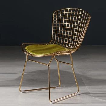На облегалката на стола творчески единичен метален козметичен стол прост скандинавски златен стол за хранене